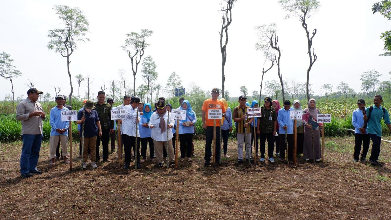 Direktorat Kacang dan Umbi beserta Wakil bupat dan Kelompok tani Sri Rejeki