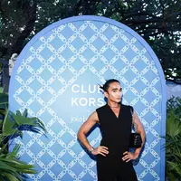 Bretman Rock hadir dalam balutan busana serba hitam yang begitu stylish. [Foto: Tory Burch]