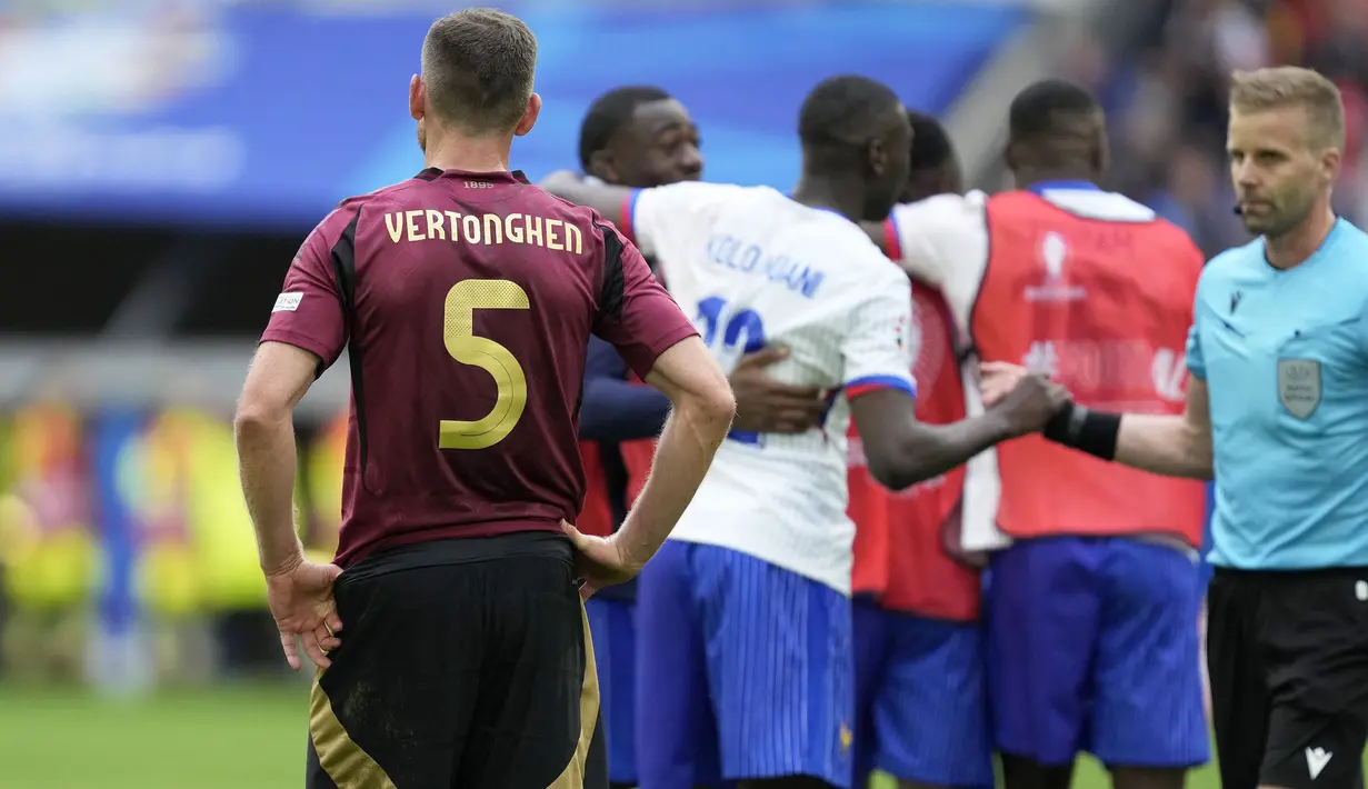 Reaksi kecewa bek Timnas Belgia, Jan Vertonghen di tengah perayaan kemenangan para pemain Timnas Prancis setelah berakhirnya laga babak 16 besar Euro 2024 di Merkur Spiel-Arena, Dusseldorf, Jerman, Senin (1/7/2024). (AP Photo/Darko Vojinovic)