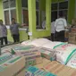 Bantuan sampai ke salah satu desa terisolasi akibat banjir bandang dan longsor di Kecamatan Anyar, Kabupaten Serang, Banten. (Liputan6.com/Yandhi Deslatama)