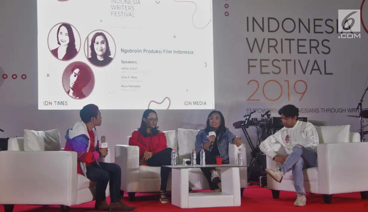 Reza Rahadian bersama Gina S. Noer dan Jenny Jusuf saat menjadi pembicara di talkshow bertajuk ‘Ngobrolin Produksi Film Indonesia’ selama Indonesia Writers Festival 2019 di Universitas Multimedia Nusantara (UMN), Serpong, Tangerang (7/9/2019). (Liputan6.com/Marsa Aulia)