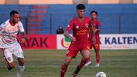 Aksi Kevin Gomes (kanan) saat melawan Bali United di Stadion Sultan Agung, Bantul (26/6/2019). (Bola.com/Vincentius Atmaja)