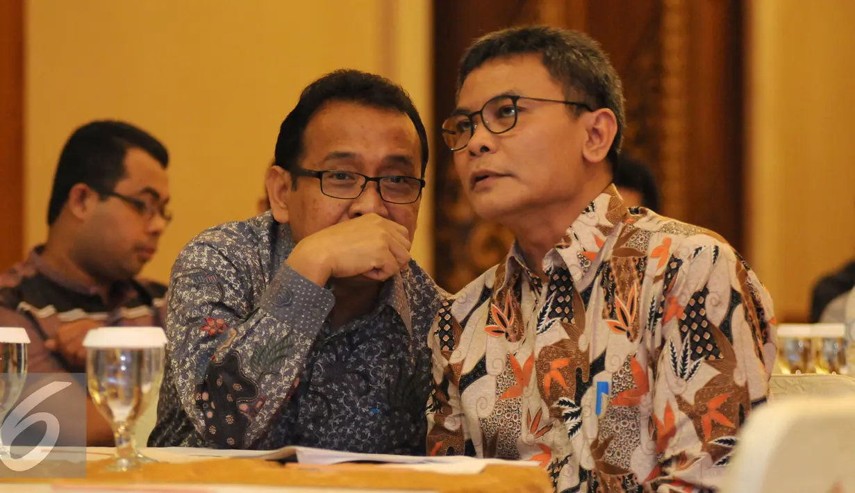 Mensesneg, Pratikno (keduakiri) berbincang dengan Plt Pimpinan KPK Johan Budi saat peringatan 17 tahun ICW di Jakarta, Selasa (4/8/2015). Peringatan 17 tahun ICW bersamaan dengan pembukaan Sekolah Anti Korupsi. (Liputan6.com/Helmi Fithriansyah)