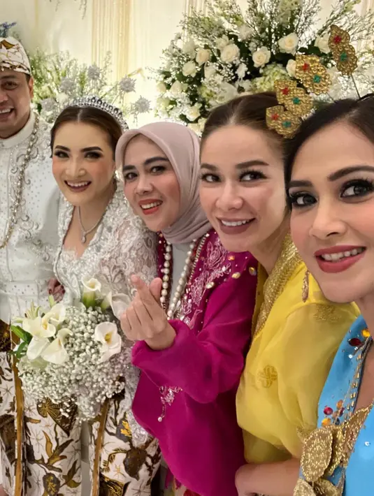 Diah Permatasari sempat mengabadikan foto bersama kedua mempelai.[Instagram.com/dps_diahpermatasari]
