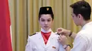 Rionaldo Stockhorst membagikan potretnya kala menyematkan lencana di bahu Shaista. Momen ini berlangsung kala putri pertamanya itu menjalani inagurasi paskibra di sekolahnya. Pada momen tersebut, pesinetron 41 tahun itu merasa terharu sekaligus bangga terhadap sang anak. (Liputan6.com/IG/@rio.stokhorst)