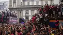 Para pemain Flamengo menyapa para suporter saat berparade kemenangan di Rio de Janeiro, Brasil (24/11/2019). Flamengo berhasil mengalahkan River Plate 2-1 pada final Copa Libertadores di Lima untuk memenangkan Gelar keduanya. (AP Photo/Ricardo Borges)