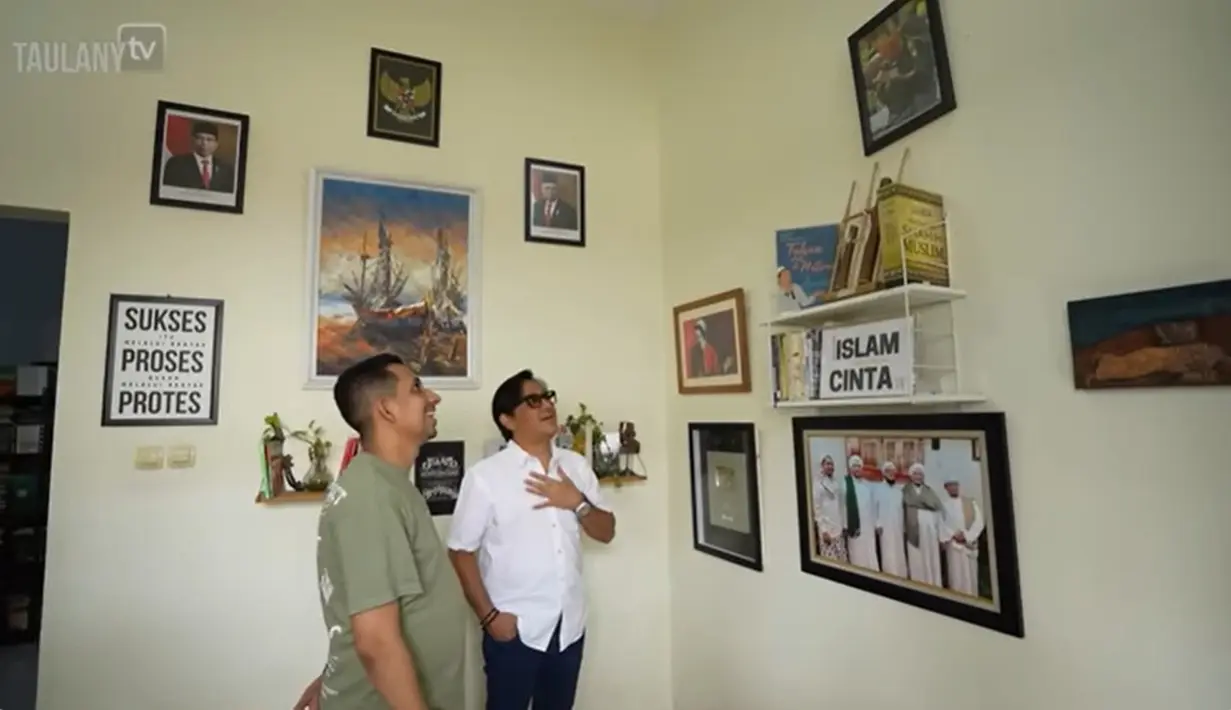 Sedangkan dinding terdapat banyak foto hingga lukisan serta beberapa kata motivasi. Habib Ja'far cukup sering mendapatkan hadiah lukisan dari beberapa seninam, termasuk salah satunya adalah Sudjiwo Tedjo.    [Youtube/Taulany TV]