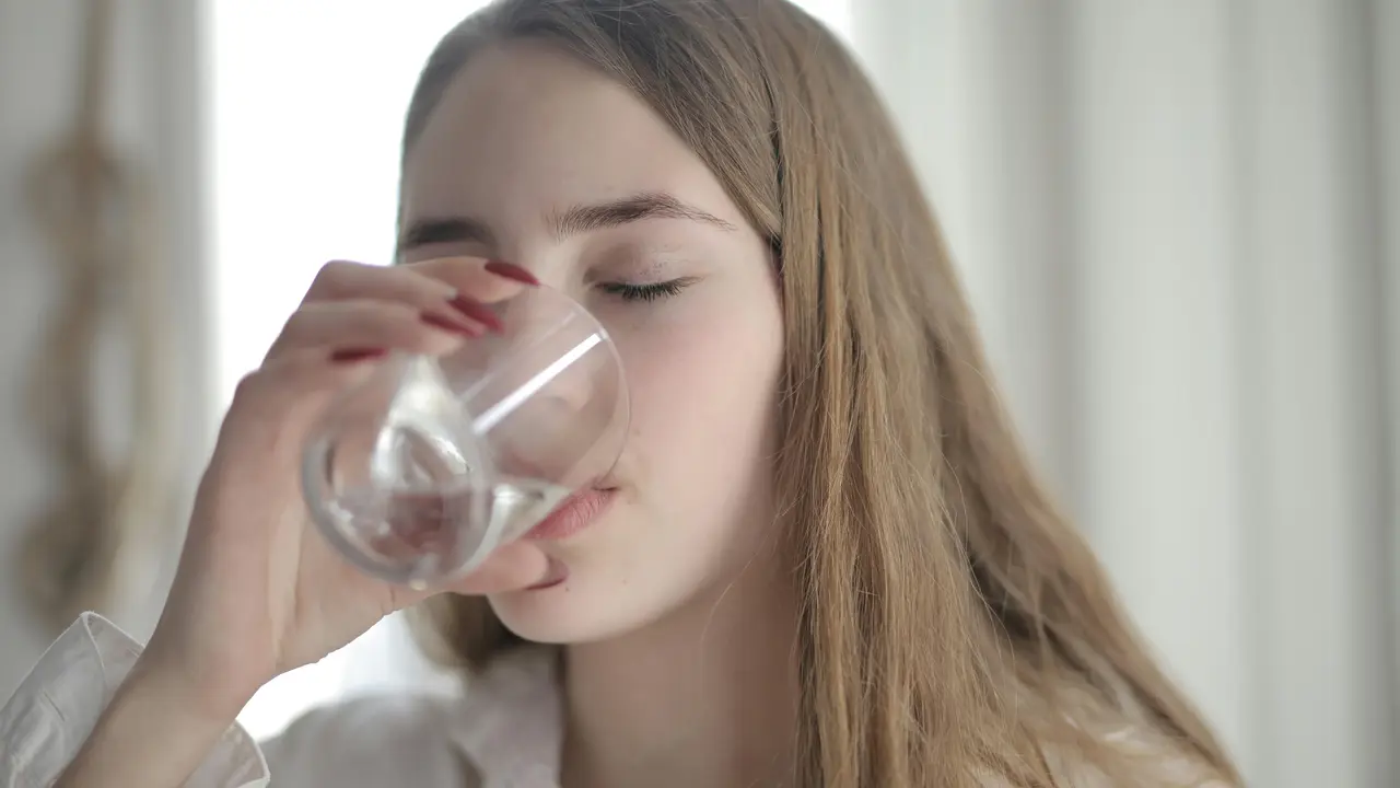 Apakah Banyak Minum Air Putih Bisa Mengatasi Masalah Kulit Kering?