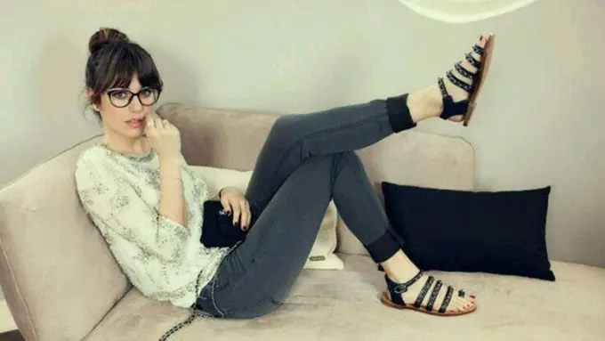 Tampil Minimalis Saat Kencan Buat Para Cewek Berkacamata