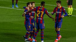 Penyerang Barcelona, Francisco Trincao (kanan) berselebrasi dengan rekan-rekannya usai mencetak gol ke gawang Deportivo Alaves pada pertandinga lanjutan La Liga Spanyol di stadion Camp Nou, Spanyol, Minggu (14/2/2021). Barcelona kini berada diuruta kedua dengan 46 angka. (AP Photo/Joan Monfort)
