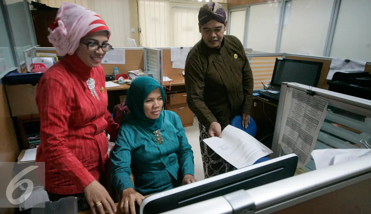 Sejumlah anggota PNS ruang lingkup DPRD, DIY, mengenakan busana tradisional, (31/8). Pemakaian busana tradisional untuk memperingati HUT keistimewaan Yogyakarta ke 4. (Liputan6.com/Boy Harjanto)