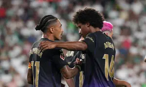 Pemain Barcelona Raphinha (kiri) merayakan gol bersama Karim Adeyemi dalam laga La Liga Spanyol antara Elche vs Barcelona di Elche, Spanyol, Minggu, 23 Agustus 2026. (AP Photo/Alberto Saiz)