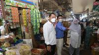 Eri Cahyadi saat memantau harga telur di pasar Surabaya. (Dian Kurniawan/Liputan6.com).