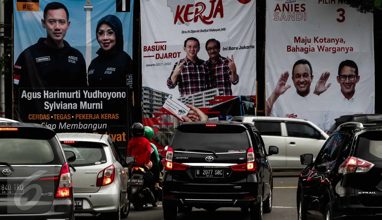 Baliho tiga pasang calon Pilkada DKI 2017terpasang di kawasan Tugu Tani, Jakarta, Minggu  (20/11). KPUD DKI Jakarta mulai memasang baliho berukuran 4 m x 6 m di sejumlah titik di ibu kota dengan total 30 buah baliho. (Liptan6.com/Faizal Fanani)
