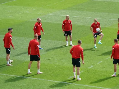 Para pemain timnas Polandia mengambil bagian dalam sesi Latihan mereka di Arena Gdansk di Gdansk, Minggu (13/6/2021). Pertandingan pembuka Grup E Euro 2020 akan mempertemukan timnas Polandia vs timnas Slovakia di Stadion Krestovsky pada Senin (14/6) WIB. (JANEK SKARZYNSKI/AFP)