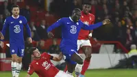 Bek Chelsea, Kalidou Koulibaly berduel dengan gelandang Nottingham Forest, Remo Freuler dalam lanjutan Liga Inggris 2022/2023, Senin (2/12/2023) dini hari WIB. (AP Photo/Rui Vieira)