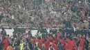 Pemain Persija Jakarta berkeliling lapangan saat selebrasi juara Liga 1 di SUGBK, Jakarta, Minggu (09/12). Persija Jakarta menang 2-1 atas Mitra Kukar. (Bola.com/M Iqbal Ichsan)