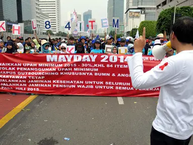 Ribuan buruh dari berbagai serikat pekerja melakukan aksi saat peringatan Hari Buruh Internasional di Jalan MH Thamrin, Jakarta, Kamis (1/5/14). (Liputan6.com/Johan Tallo)