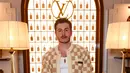 Kieron Moore bergaya chic dengan gaya retro memadukan shirt, cardigan, dan cut bray denim pants [Louis Vuitton]