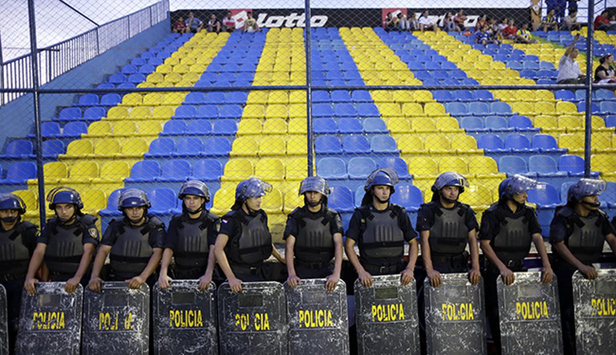 Petugas keamanan bersiaga di tiap laga pertandingan Deportivo Capiata. (AP Photo/Jorge Saenz)