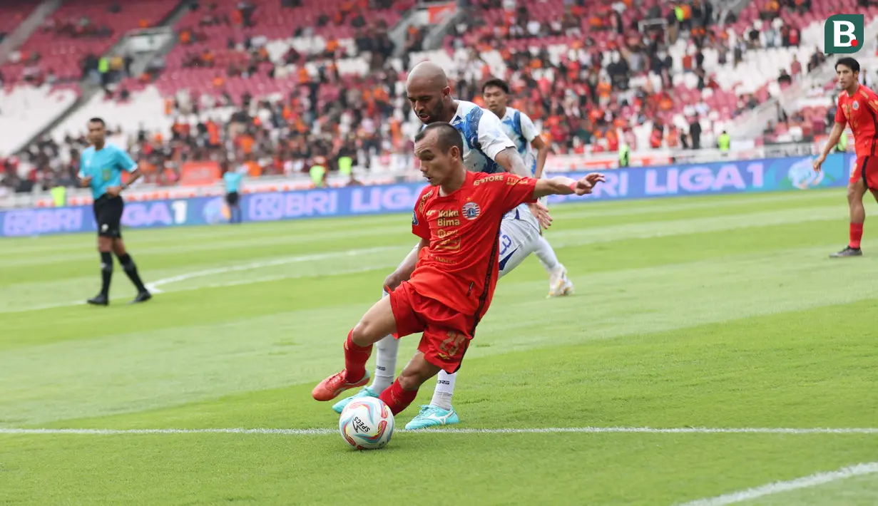 Winger Persija Jakarta, Riko Simanjuntak mencoba lepas dari pengawalan bek PSIS Semarang, Lucao dalam laga pekan ke-34 BRI Liga 1 2023/2024 di Stadion Utama Gelora Bung Karno, Jakarta, Selasa (30/4/2024) sore WIB. (Bola.com/Abdul Aziz)