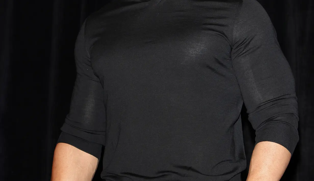 Dwayne Johnson yang melihat anak anjingnya tenggelam otomatis melompat ke kolam renang dan menyelamatkan dua hewan menggemaskan itu. (Bintang/EPA)