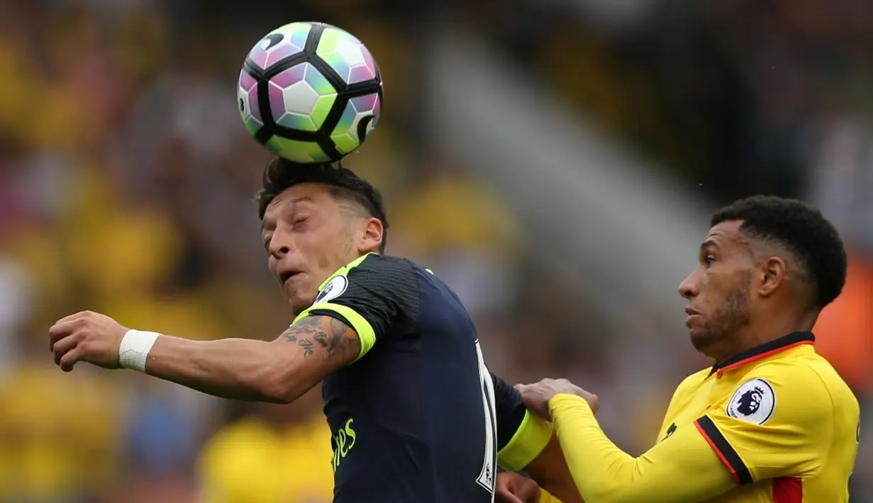 Pemain Arsenal, Mesut Ozil, berusaha menguasai bola dari pemain Watford pada laga Premier League 2016-17 di Vicarage Road, Sabtu (27/8/2016). Ozil mencetak gol ketiga Arsenal. (Action Images via Reuters/Andrew Boyers)
