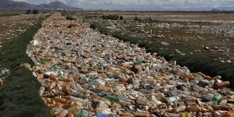 Sampah Botol Plastik Tutupi Danau di Bolivia