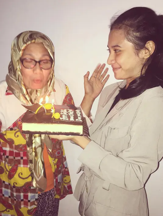 Potret kehangatan Indah Permatasari bersama sang ibu saat merayakan ulang tahun sang ibu. (Liputan6.com/IG/@indahpermatas)