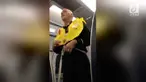 Pramugara Spirit Airlines sampaikan instruksi keselamatan dengancara unik.