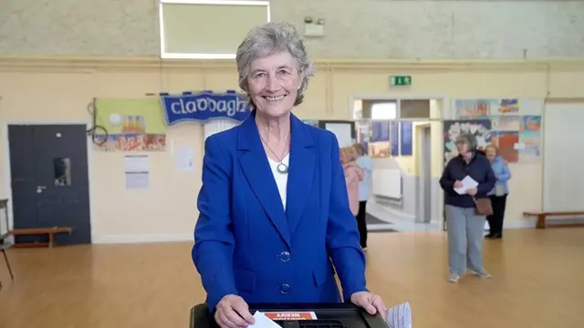Catherine Connolly memberikan suaranya dalam pemilihan presiden Irlandia di Sekolah Nasional Claddagh, Kota Galway, Irlandia, pada Jumat, 24 Oktober 2025.