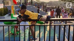 Anak-anak bermain di area bermain tanpa abaikan protokol kesehatan di Community Center, Pamulang Barat, Tangerang Selatan, Senin (27/7/2020). PSBB Tangerang Raya diperpanjang hingga 8 Agustus untuk meningkatkan kedisiplinan warga yang dinilai sudah menurun. (Liputan6.com/Fery Pradolo)