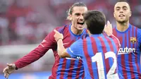 Antoine Griezmann. Barcelona mendatangkan Antoine Griezmann dari Atletico Madrid pada awal musim 2019/2020 dengan nilai transfer senilai 120 juta euro atau kini setara Rp1,87 triliun setelah tampil tajam selama 5 musim di lini depan Atletico Madrid. Nyatanya selama 2 musim bersama Barcelona ia justru belum tampil maksimal dalam 101 laga di semua ajang dengan torehan 33 gol dan 15 assist. Pada awal musim 2021/2022 ia dipinjamkan ke klub lamanya Atletico Madrid dengn durasi 2 tahun disertai opsi pembelian setelah masa peminjaman selesai. (AFP/Thomas Kienzle)