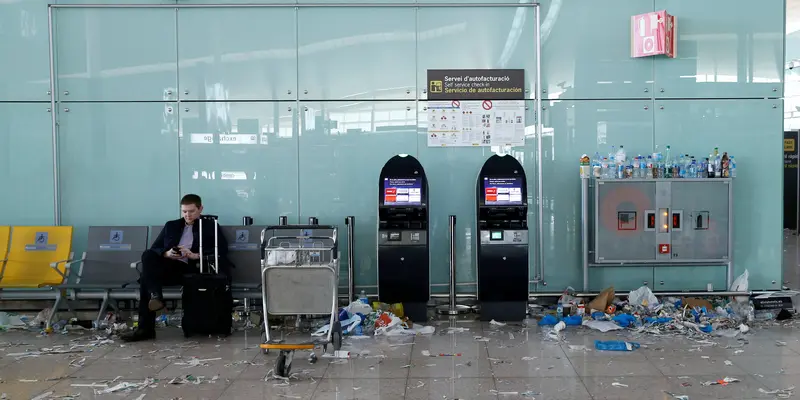 20161201-Petugas Kebersihan Mogok, Bandara di Spanyol Penuh Sampah-Barcelona