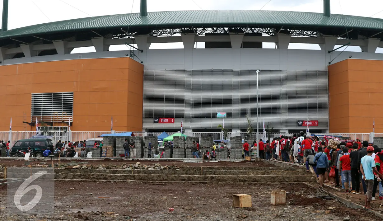 Pendukung Timnas Indonesia berjalan memasuki areal Stadion Pakansari, Bogor (3/12). Timnas Indonesia akan melakoni laga semifinal pertama Piala AFF 2016 melawan Vietnam di Stadion Pakansari Kab Bogor. (Liputan6.com/Helmi Fithriansyah)