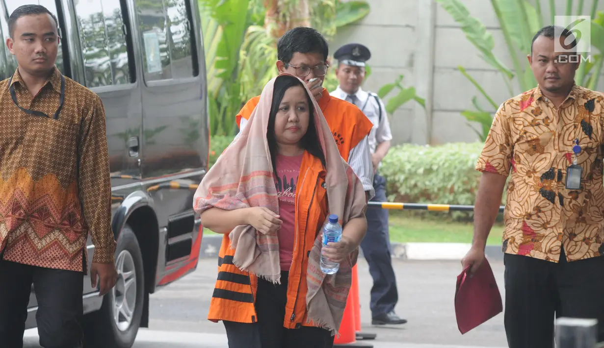 Kepala Bidang Tata Ruang Dinas PUPR Bekasi, Neneng Rahmi tiba di gedung KPK, Jakarta, Jumat (2/11). Neneng diperiksa sebagai tersangka kasus dugaan suap pengurusan perizinan proyek pembangunan Meikarta di Kab Bekasi. (Merdeka.com/Dwi Narwoko)