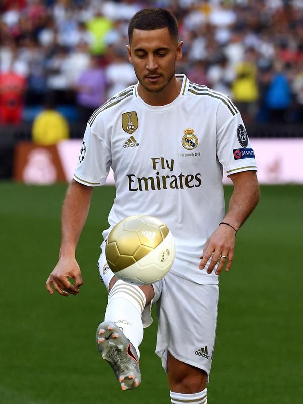 Pemain baru Real Madrid, Eden Hazard menjuggling bola saat diperkenalkan di stadion Santiago Bernabeu di Madrid, Spanyol (13/6/2019). Hazard dikontrak Real Madrid dengan durasi lima tahun hingga 2024. (AFP Photo/Gabriel Bouys)