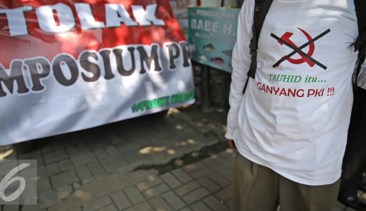 Massa aksi dari Front Pancasila bersiap menggelar aksi didepan Hotel Aryaduta, Jakarta, Senin (18/4). Mereka menolak Simposium PKI yang dapat dimanfaatkan menghidupkan kembali paham komunis. (Liputan6.com/Faizal Fanani)