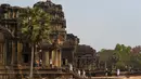 <p>Sejumlah wisatawan berjalan di Candi Angkor Wat, Provinsi Siem Reap, Kamboja, Kamis (5/3/2020). Menurut World Travel and Tourism Council, wabah virus corona (COVID-19) membuat sektor pariwisata dunia kehilangan USD 22 miliar. (TANG CHHIN Sothy/AFP)</p>