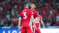 Pemain Timnas Indonesia, Rizky Ridho dan Jay Idzes merayakan kemenangan atas Bahrain pada laga kedelapan putaran ketiga Grup C kualifikasi Piala Dunia 2026 di Stadion Utama Gelora Bung Karno, Jakarta, Selasa (25/3/2025) malam WIB. (Bola.com/Bagaskara Lazuardi)