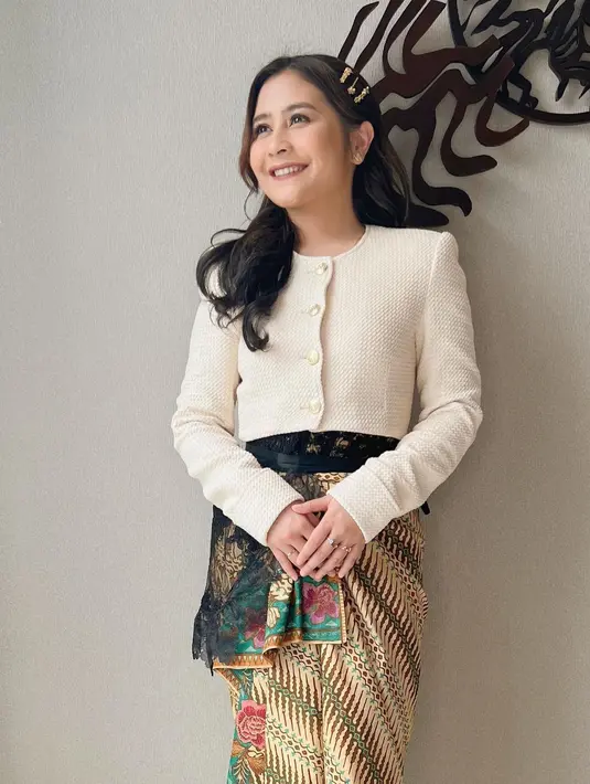 Padu padan tweed blazer dan batik lilit beri tampilan semi formal yang chic dan stylish. [Foto: IG/prillylatuconsina96].