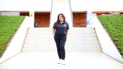 Psikolog Timnas Indonesia U-22 untuk SEA Games 2023, Laksmiari Saraswati berpose di depan fotografer setelah melakukan wawancara pada Jumat (9/6/2023). (Bola.com/Bagaskara Lazuardi)