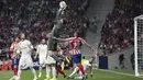 Kiper Real Madrid, Thibaut Courtois berusaha menangkap bola saat bertanding melawan Atletico Madrid pada lanjutan La Liga di stadion Wanda Metropolitano, Spanyol (28/9/2019). Madrid dan Atletico bermain imbang 0-0. (AP Photo/Bernat Armangue)
