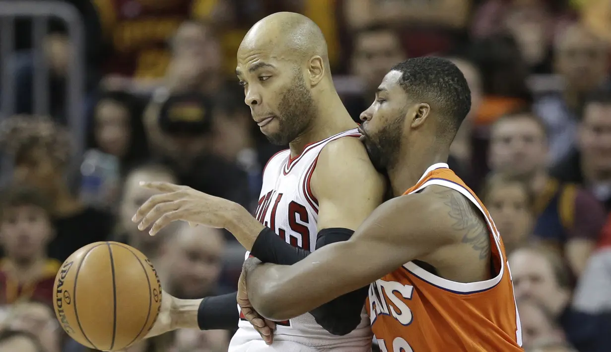 Pemain Chicago Bulls, Taj Gibson (kiri) berduel dengan pemain Cleveland Cavaliers, Tristan Thompson pada aga NBA basketball game di Quicken Loans Arena, Cleveland. (AP/Tony Dejak)