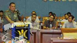 Panglima TNI Gatot Nurmantyo memberikan pemaparannya saat Seminar Kebangsaan 70 Tahun Kemerdekaan Indonesia, Jakarta, Rabu (26/08/2015). Diskusi dilandasi rasa tanggung jawab partai untuk mengokohkan semangat nasionalisme. (Liputan6.com/Andrian M Tunay)