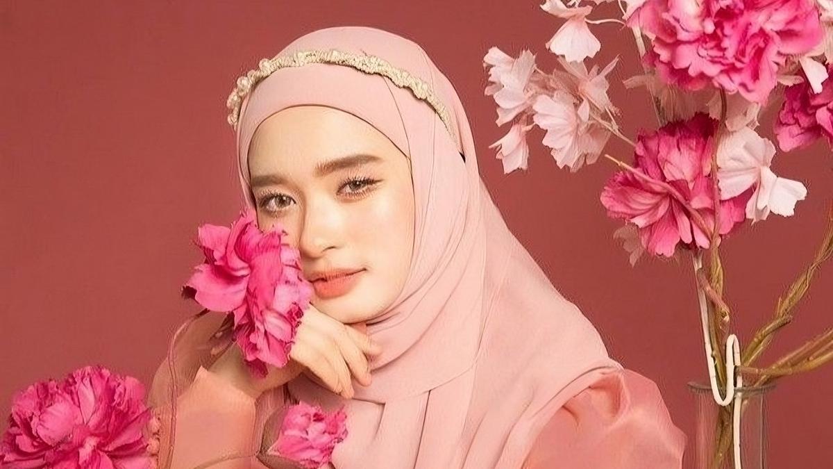 5 Look Makeup Natural Artis Berhijab yang Lagi Hits, Simpel dan Bikin Glowing!