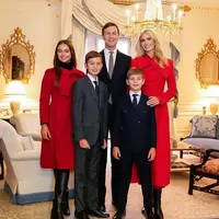 Ivanka trump tampil glamor dalam balutan coat mewah yang dibuat khusus. [Foto: Instagram/ suzannahlondon]