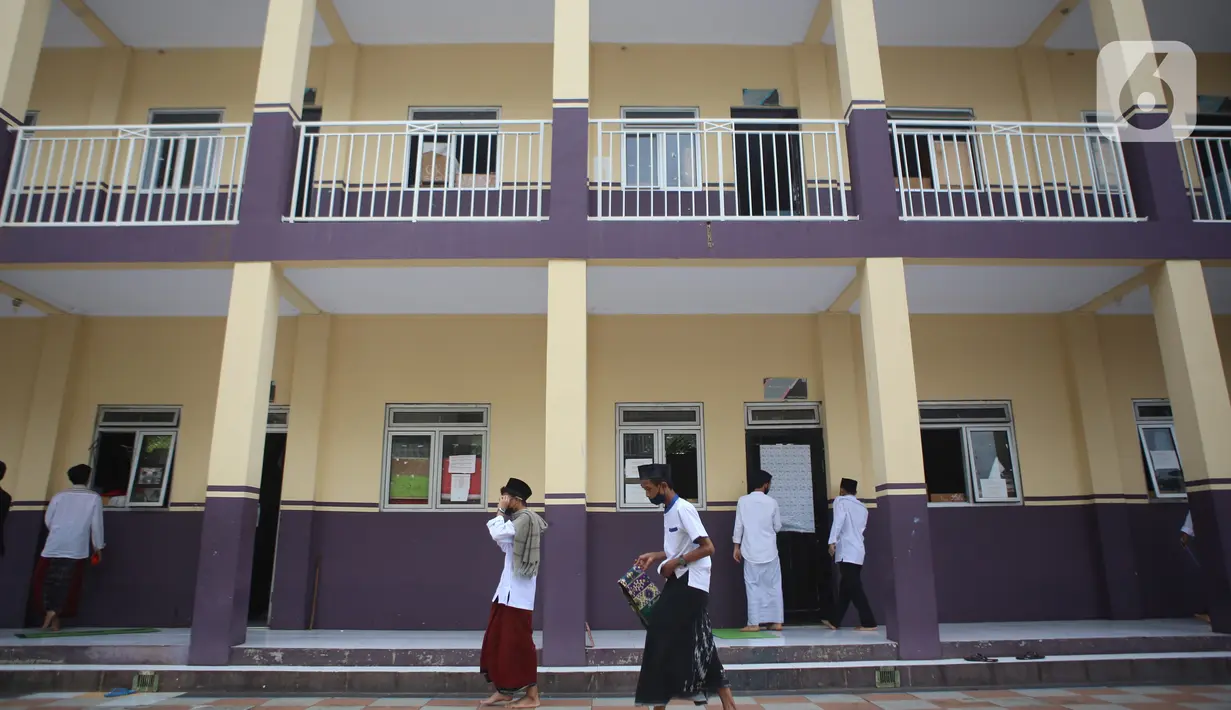 Aktivitas santri di Pondok Pesantren An-Nuqthah, Kota Tangerang, Banten, Kamis (22/10/2020). Kegiatan tersebut digelar untuk memperingati Hari Santri Nasional dengan tema "Santri Sehat, Indonesia Kuat" yang jatuh pada hari ini. (Liputan6.com/Angga Yuniar)