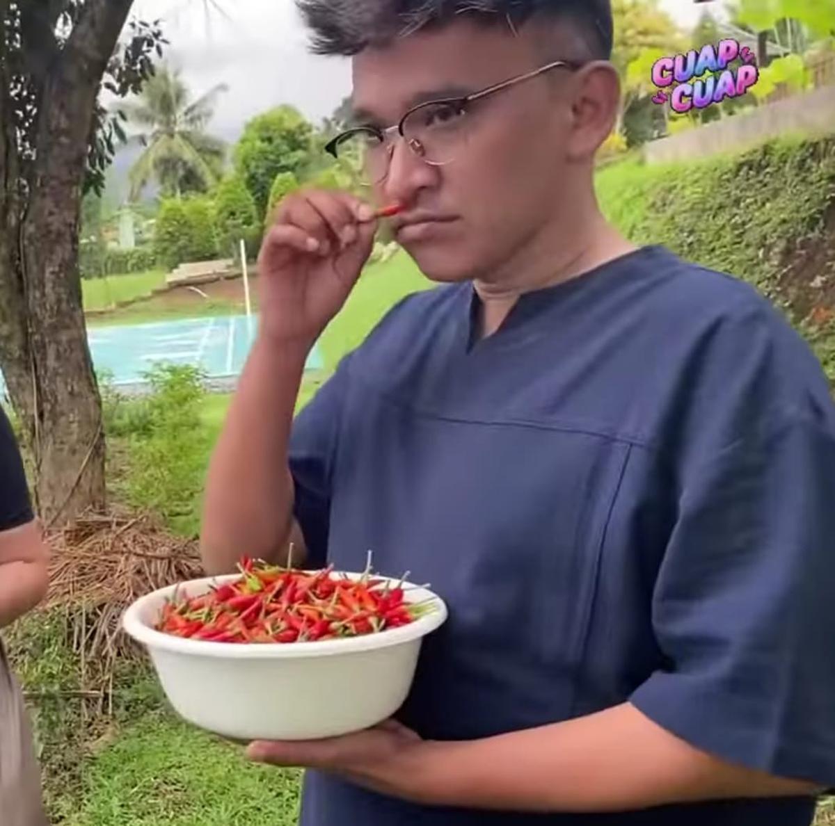 Panen Cabai yang Segar, Ruben Onsu Kini Jajal Berkebun