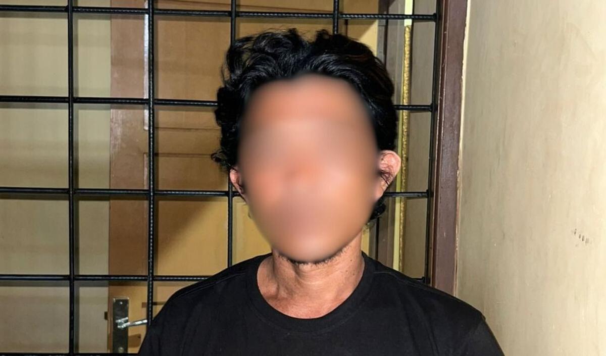 "Anak korban yang sedang bermain di halaman mendengar kegaduhan di rumahnya, dia pun pulang untuk mengetahui apa yang terjadi,," ujar Ruslan, Rabu (22/5).<br>